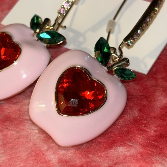 NWT Betsey Johnson sparkling apple dangling earrings. - Picture 1 of 8
